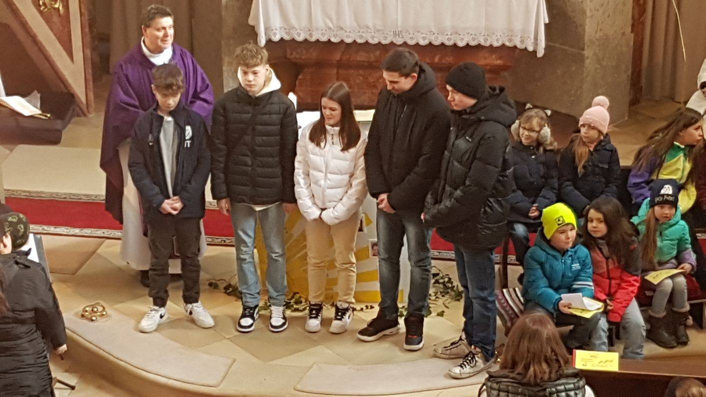 Rhythmische Familienmesse mit Vorstellung Erstkommunionskinder und Firmlinge