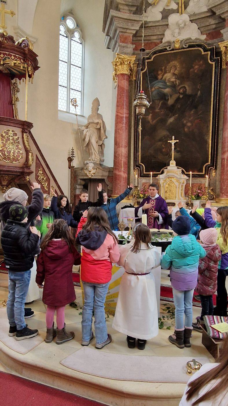 Rhythmische Familienmesse mit Vorstellung Erstkommunionskinder und Firmlinge
