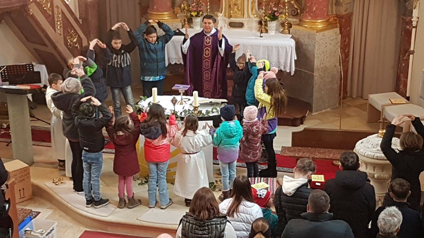 Rhythmische Familienmesse mit Vorstellung Erstkommunionskinder und Firmlinge