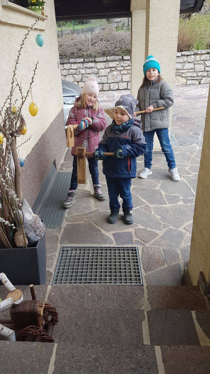 Kinderkreuzweg und Ratschen