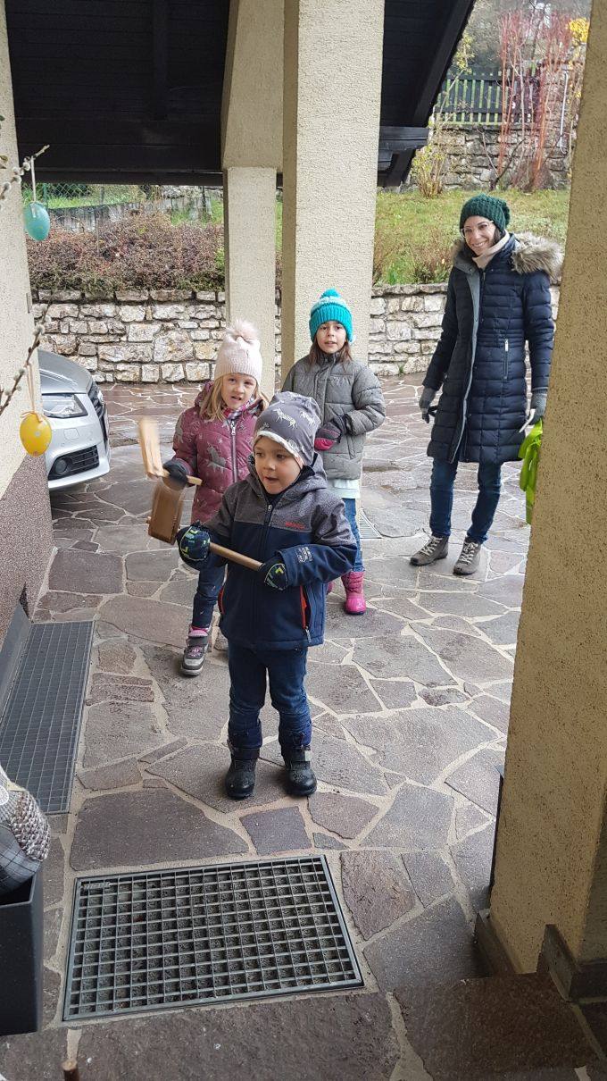 Kinderkreuzweg und Ratschen