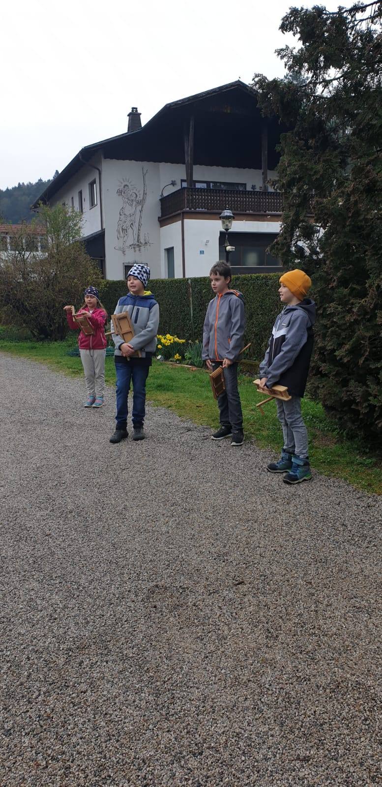 Kinderkreuzweg und Ratschen