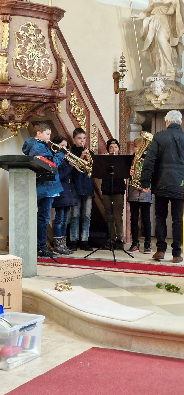 Rhythmische Familienmesse mit Vorstellung Erstkommunionskinder und Firmlinge