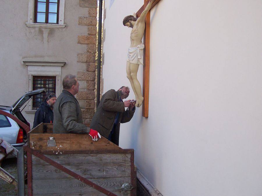 Kreuzmontage an der Kirche und Segnung