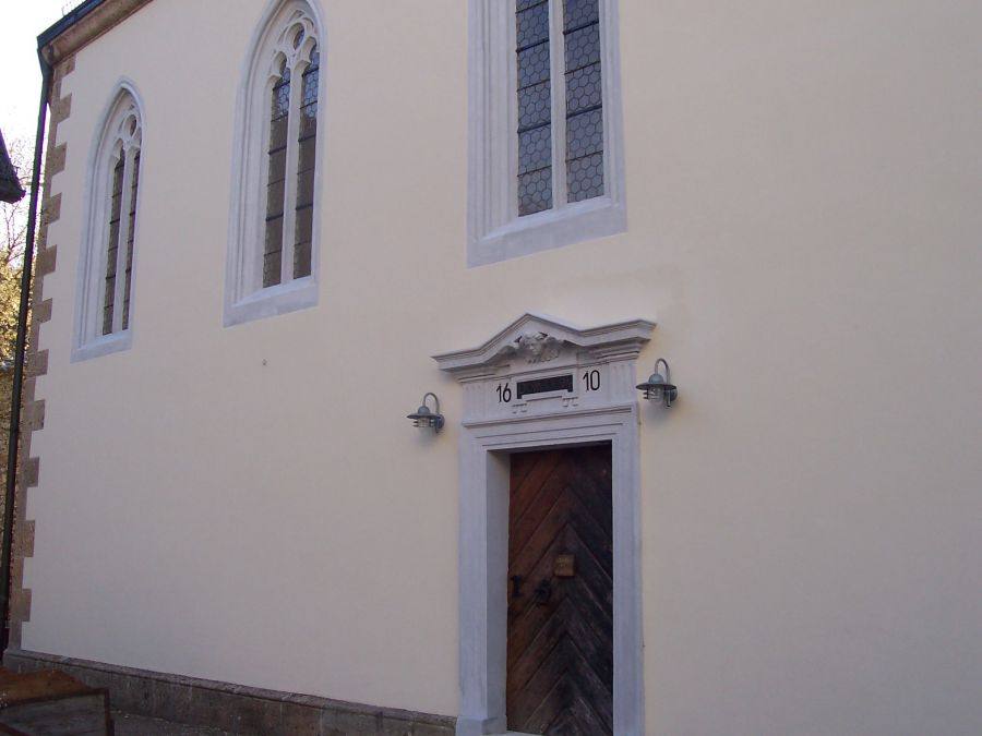 Kreuzmontage an der Kirche und Segnung