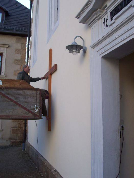 Kreuzmontage an der Kirche und Segnung