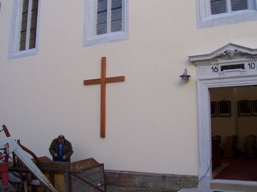 Kreuzmontage an der Kirche und Segnung