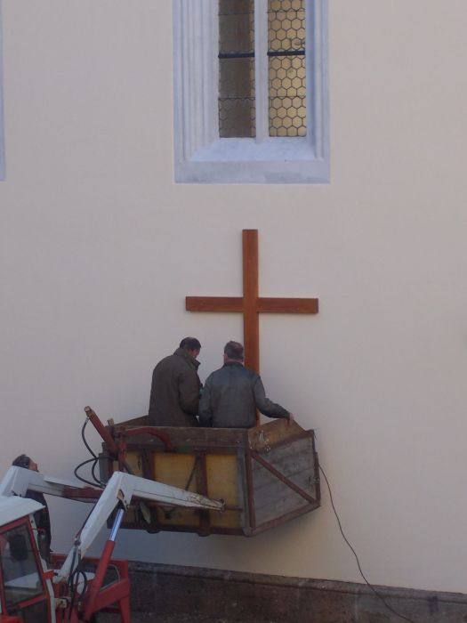 Kreuzmontage an der Kirche und Segnung