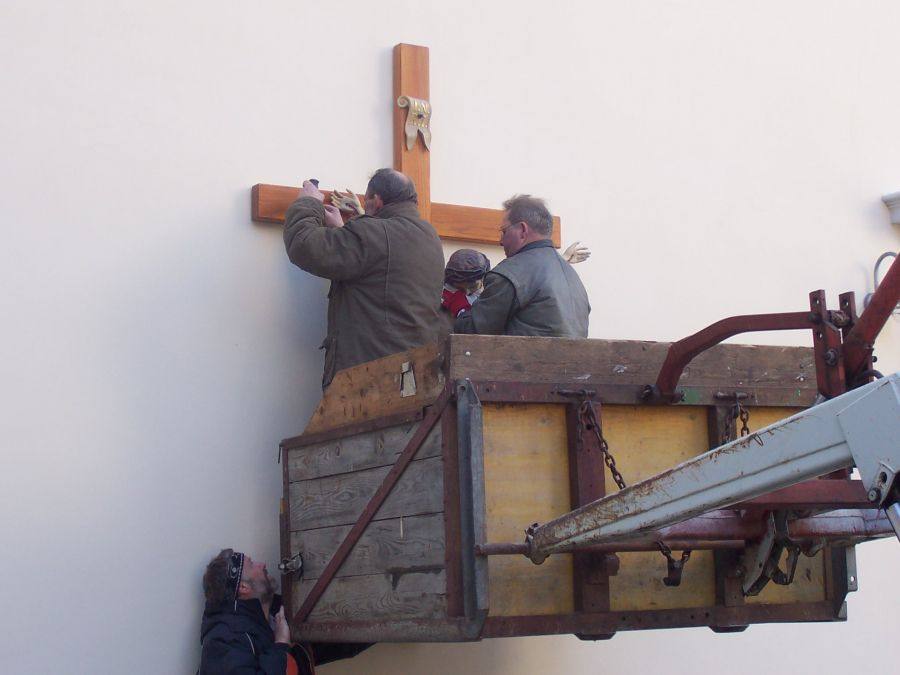Kreuzmontage an der Kirche und Segnung