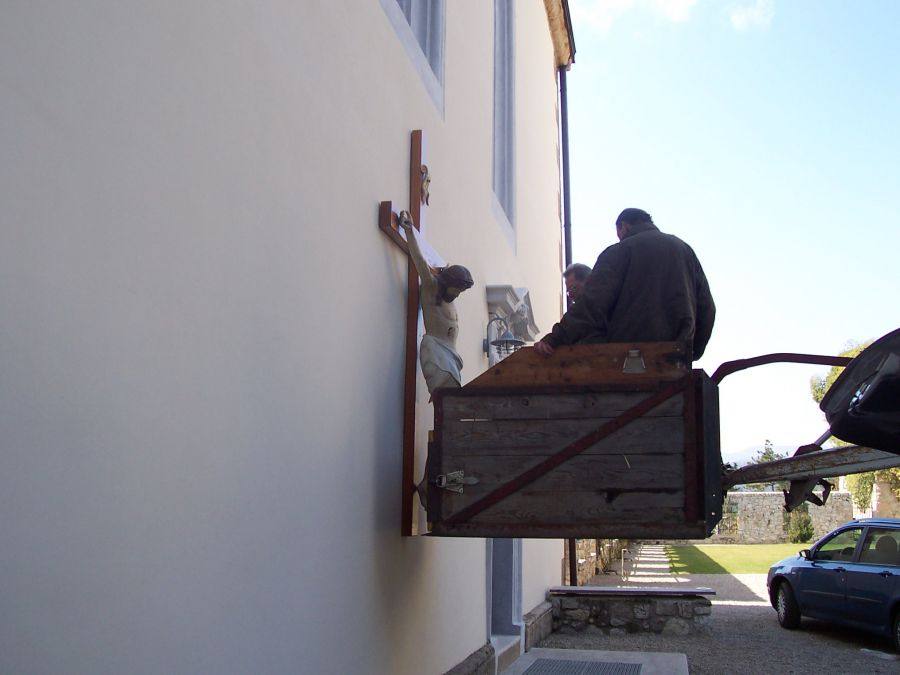 Kreuzmontage an der Kirche und Segnung