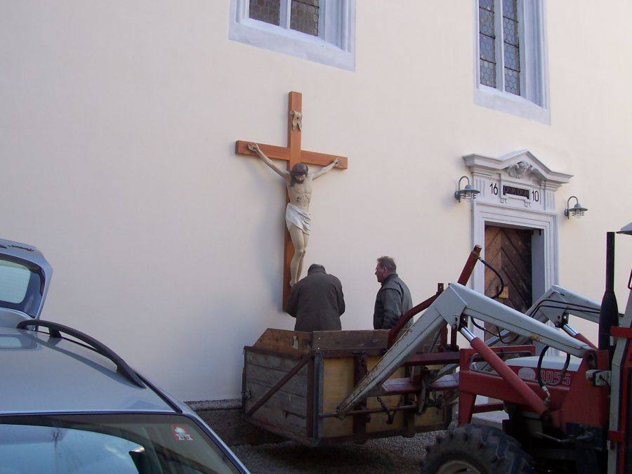 Kreuzmontage an der Kirche und Segnung