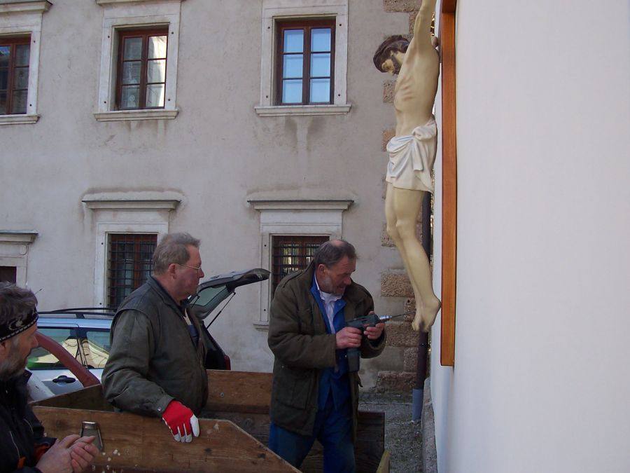Kreuzmontage an der Kirche und Segnung