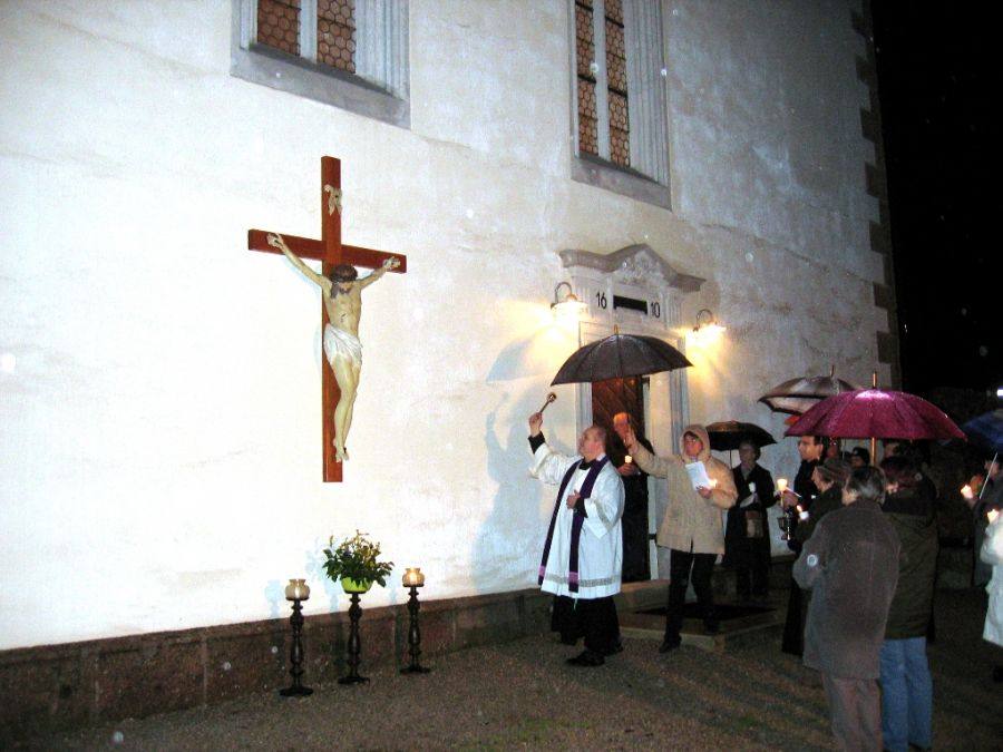 Kreuzmontage an der Kirche und Segnung