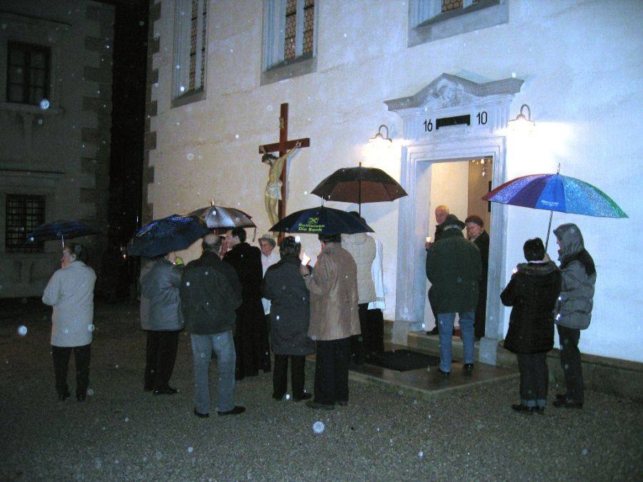 Kreuzmontage an der Kirche und Segnung