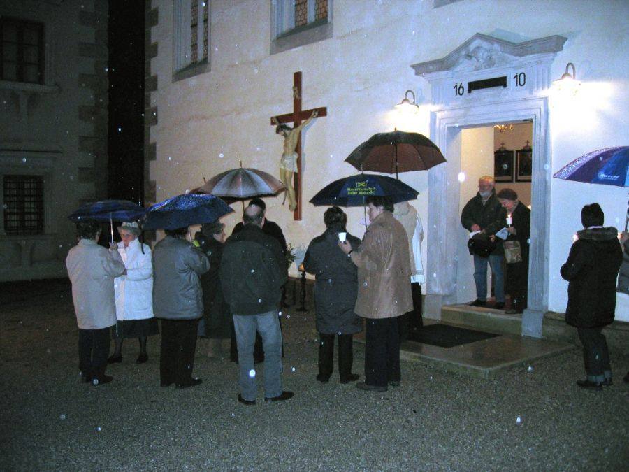 Kreuzmontage an der Kirche und Segnung