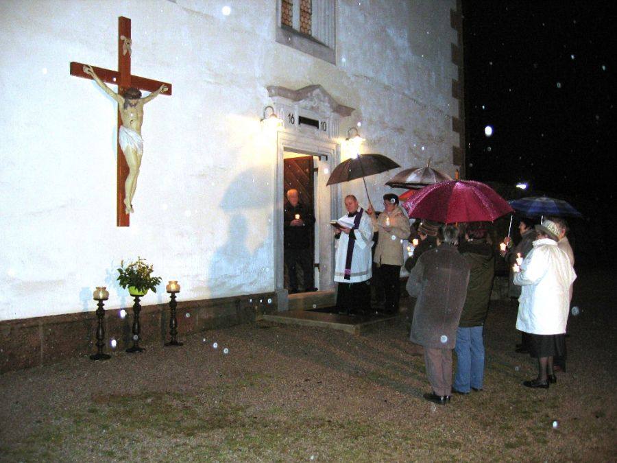 Kreuzmontage an der Kirche und Segnung