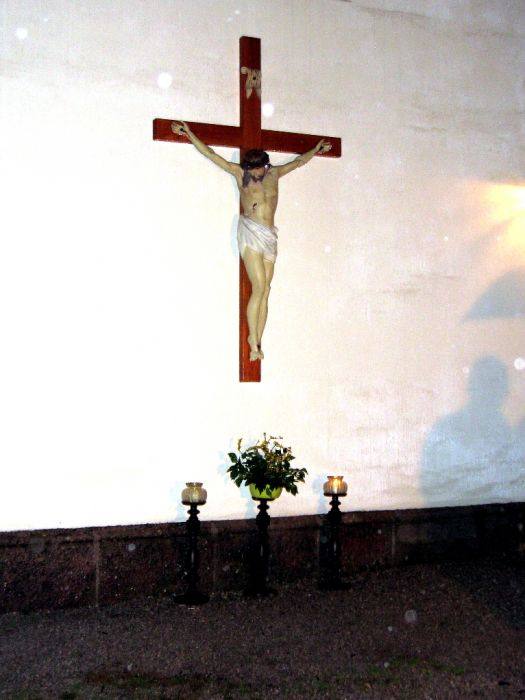 Kreuzmontage an der Kirche und Segnung