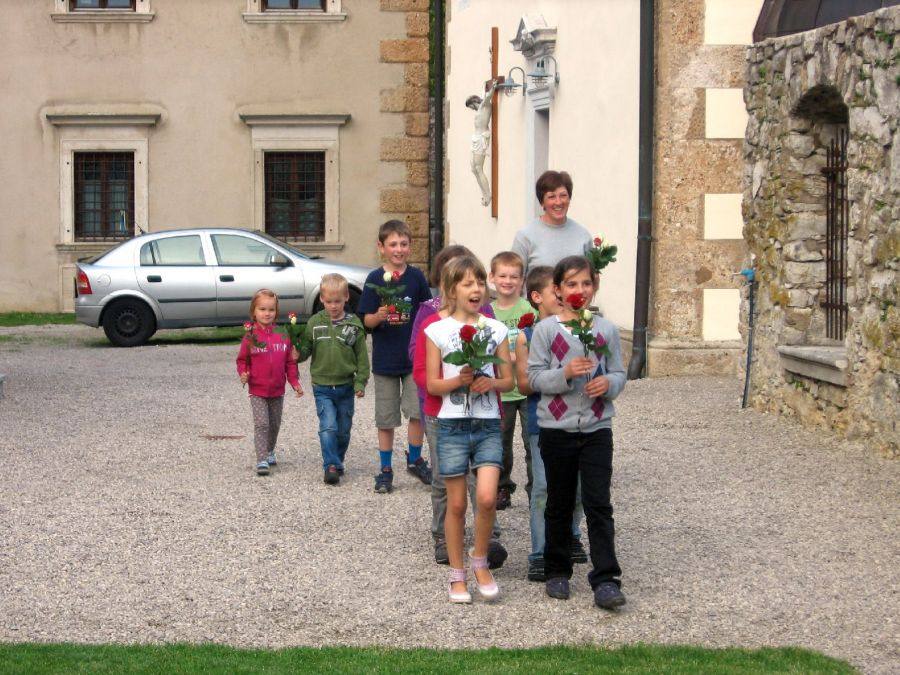 Gratulation des Kinderkreises zu Michaelas Hochzeit